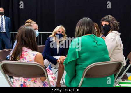 STYLELOCATIONU.S First Lady Dr. Jill Biden, trifft sich mit US-Militärpartnern, um ihr Freiwilligenprogramm zu diskutieren, das sich auf das Wohlbefinden und die emotionale Gesundheit von Dienstmitgliedern und ihren Familien konzentriert, am RAF Mildenhall 9. Juni 2021 in Mildenhall, Suffolk, England. Der Präsident und die First Lady sind in England, um am G7-Gipfel teilzunehmen. (Bild: © Chandler West/Weißes Haus/Planet Pix via ZUMA Wire) Stockfoto