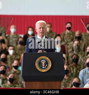 Joe Biden, Präsident von STYLELOCATIONU.S, spricht nach seiner Landung am 9. Juni 2021 bei der RAF Mildenhall in Mildenhall, Suffolk, England, an US-amerikanischen Soldaten. Der Präsident und die First Lady sind in England, um am G7-Gipfel teilzunehmen. (Bild: © Air Force /US Air/Planet Pix via ZUMA Wire) Stockfoto
