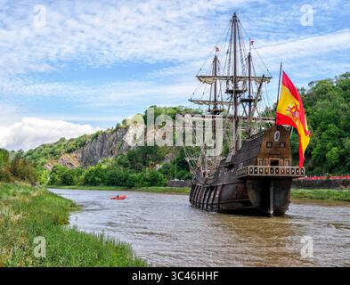 Die spanische Galleon Andalucia segelt auf der Ebbe den Fluss Avon hinunter, während er durch die Avon-Schlucht in Bristol Großbritannien fließt Stockfoto