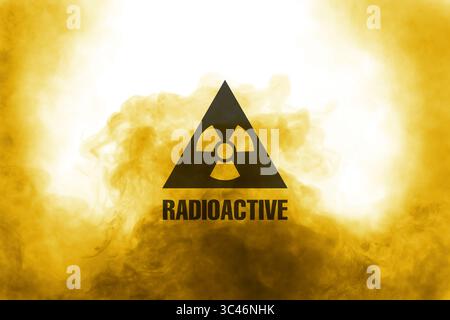 Radioaktives Zeichen und gelber giftiger Rauch vor weißem Hintergrund Stockfoto