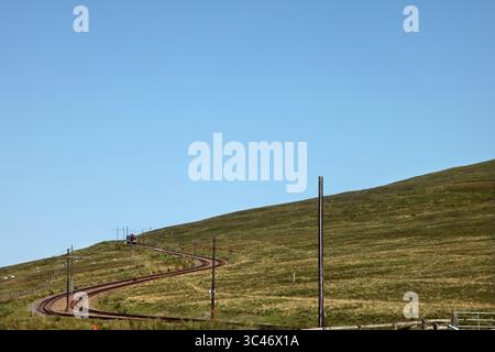 Die Snaefell Mountain Railway-Straßenbahn nähert sich der Station Bungalow, Isle of man. Stockfoto