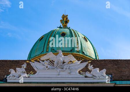 Kuppel des Michaelertor-Tores des Michaelertrakt-Flügels der Wiener Hofburg, Wien, Österreich. Stockfoto