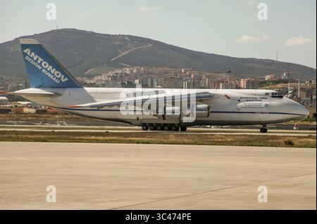 29. Juli 2009, Istanbul, Türkei: Der Russe Antonov 124–100, das zweitgrößte Frachtflugzeug, das auf dem Flughafen Sabiha Gokcen in Istanbul landet. (Abbildung: © Uygar Ozel/ZUMA Wire) Stockfoto