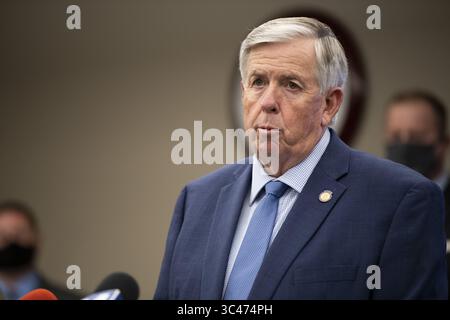 6. August 2020, Missouri, USA: Mike Parson, Gouverneur von Missouri, spricht an die Medien, nachdem bekannt gegeben wurde, dass 50 Bundesagenten am Donnerstag, den 6. August 2020, nach St. Louis entsandt werden, um die lokalen Strafverfolgungsbehörden bei der Bekämpfung von Gewaltverbrechen im SLMPD-Hauptquartier zu unterstützen. St. Louis und Memphis sind die beiden neuesten Städte, die als Teil der Operation Legend bekannt gegeben wurden. (Kreditbild: © TNS via ZUMA Wire) Stockfoto