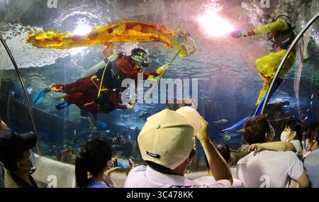 13. Juni 2021, Qinhuangdao, Hebei, China: Ein Drachentanz wird unter Wasser durchgeführt, um das traditionelle Drachenboot-Festival in Qinhuangdao, Hebei, China am 13. Juni 2021 zu feiern. (Kreditbild: © TPG via ZUMA Press) Stockfoto