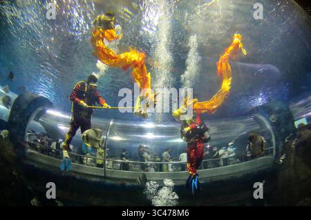 13. Juni 2021, Qinhuangdao, Hebei, China: Ein Drachentanz wird unter Wasser durchgeführt, um das traditionelle Drachenboot-Festival in Qinhuangdao, Hebei, China am 13. Juni 2021 zu feiern. (Kreditbild: © TPG via ZUMA Press) Stockfoto