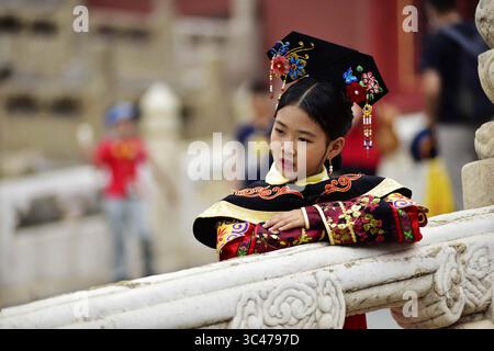 14. Juni 2021 in Peking, Peking, China: Die Touristen reisen am 14. Juni 2021 in Peking, China, mit traditioneller Han-chinesischer Kleidung durch den Kaiserpalast. (Kreditbild: © TPG via ZUMA Press) Stockfoto