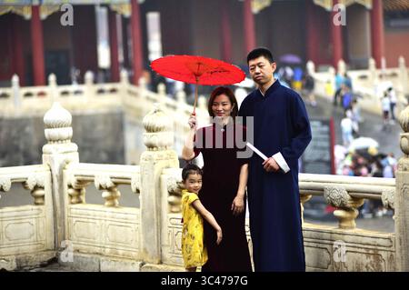 14. Juni 2021 in Peking, Peking, China: Die Touristen reisen am 14. Juni 2021 in Peking, China, mit traditioneller Han-chinesischer Kleidung durch den Kaiserpalast. (Kreditbild: © TPG via ZUMA Press) Stockfoto