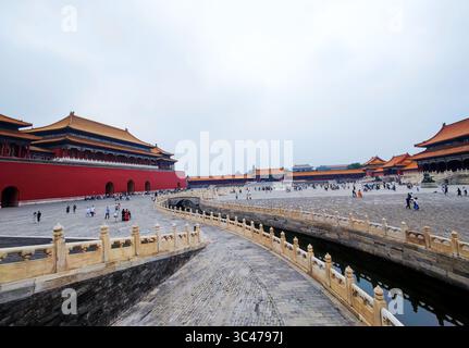 14. Juni 2021 in Peking, Peking, China: Die Touristen reisen am 14. Juni 2021 in Peking, China, mit traditioneller Han-chinesischer Kleidung durch den Kaiserpalast. (Kreditbild: © TPG via ZUMA Press) Stockfoto