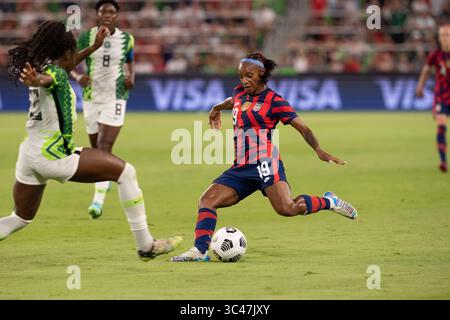 17. Juni 2021, Austin, Texas, USA: CRYSTAL DUNN (19) aus den USA macht einen Schuss ins Netz als die US Women's National Team (USWNT) Nigeria besiegt, 2-0 im ersten Spiel des neuen Q2-Stadions von Austin. Die US-Frauenmannschaft, eine beliebte Olympiasiegerin, bereitet eine Reihe von Sommerspielen vor, um sich auf die Spiele in Tokio vorzubereiten. (Bild: © Bob Daemmrich/ZUMA Wire) Stockfoto