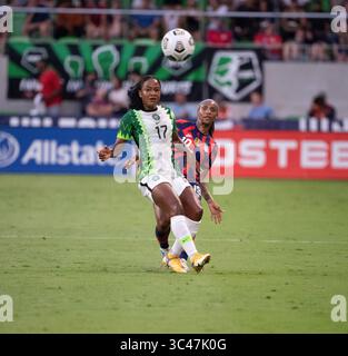 17. Juni 2021, Austin, Texas, USA: Die nigerianische FRANSISCA ORDEGA (17) und die US CRYSTAL DUNN (19) treffen aufeinander, als die US Women's National Team (USWNT) Nigeria mit 2-0 im ersten Spiel des neuen Q2-Stadions besiegt. Die US-Frauenmannschaft, eine beliebte Olympiasiegerin, bereitet eine Reihe von Sommerspielen vor, um sich auf die Spiele in Tokio vorzubereiten. (Bild: © Bob Daemmrich/ZUMA Wire) Stockfoto