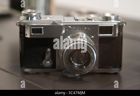 PARIS, FRANKREICH - 18. AUGUST 2025: Contax Filmkamera mit Carl Zeisse Objektiv Stockfoto