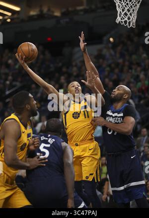 1. April 2018 – Minneapolis, MN, USA – der Utah Jazz Guard Dante Exum (11) schießt am 1. April 2018 im Target Center in Minneapolis um Minnesota Timberwolves vor Taj Gibson (67). (Bild: © Jeff Wheeler/TNS via ZUMA Wire) Stockfoto