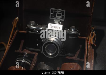 PARIS, FRANKREICH - 18. AUGUST 2025: Rectaflex-Kamera mit Ledertasche mit Objektiv Stockfoto