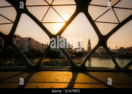 Farbenfrohe Architektur im europäischen Stil bei Sonnenuntergang in Phu Quoc, Vietnam, durch eine gemusterte Glasstruktur betrachtet Stockfoto