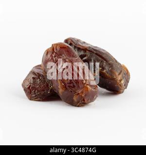 Feines Matcha-Grüntee-Pulver auf weißem Hintergrund, isoliert, lebendige Farbe, gesunde Getränkezutat.“ Stockfoto