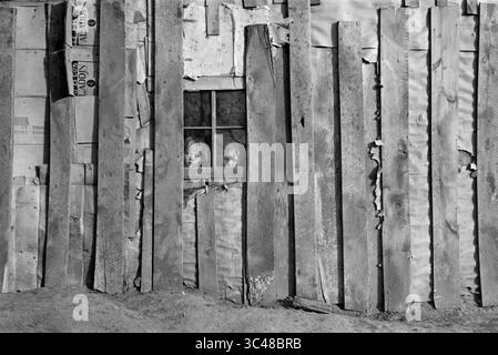 Smithland, Iowa, USA - Detail Side of House, zwei Kinder mit Blick aus dem Fenster, Earl Pauley Farm, nahe Smithland, Iowa, USA Russell Lee, U.S. Resettlement Administration, Dezember 1936 (Credit Image: © Circa Images/JT Vintage via ZUMA Press Wire) Stockfoto