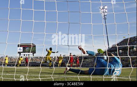30. Juni 2018 - Columbus, OH, USA - Columbus Crew SC Stürmer Gyasi Zardes erzielt in der ersten Halbzeit im MAPFRE Stadium in Columbus, Ohio, am Samstag, den 30. Juni 2018 ein Tor gegen Real Salt Lake Torhüter Nick Rimando (18). (Foto: © Kyle Robertson/TNS via ZUMA Wire) Stockfoto