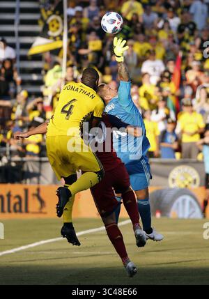 30. Juni 2018 - Columbus, OH, USA - Real Salt Lake Torhüter Nick Rimando (18) schlägt am Samstag, den 30. Juni 2018 im MAPFRE Stadium in Columbus, Ohio, in der ersten Halbzeit mit einem Eckstoß gegen den Columbus Crew SC-Verteidiger Jonathan Mensah (4) den Ball aus der Luft. (Foto: © Kyle Robertson/TNS via ZUMA Wire) Stockfoto