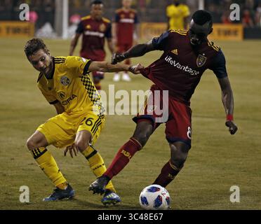 30. Juni 2018 - Columbus, OH, USA - Columbus Crew SC Mittelfeldspieler Luis Argudo (26) schlägt Real Salt Lake Mittelfeldspieler Stephen Sunny Sunday (8) in der zweiten Halbzeit im MAPFRE Stadium in Columbus, Ohio, am Samstag, den 30. Juni 2018. Die Crew hat mit 2:1 gewonnen. (Foto: © Kyle Robertson/TNS via ZUMA Wire) Stockfoto