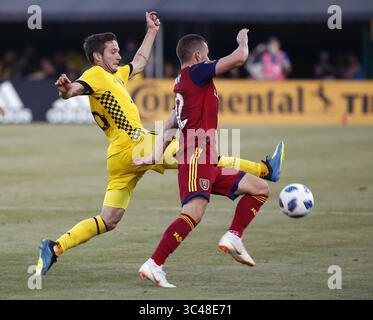 30. Juni 2018 - Columbus, OH, USA - Columbus Crew SC Mittelfeldspieler Luis Argudo (26) blockiert am Samstag, 30. Juni 2018 in der ersten Halbzeit einen Pass am Real Salt Lake Forward Brooks Lennon (12) im MAPFRE Stadium in Columbus, Ohio. (Foto: © Kyle Robertson/TNS via ZUMA Wire) Stockfoto