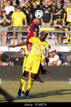 30. Juni 2018: Columbus, OH, USA – Real Salt Lake Mittelfeldspieler Danilo Acosta (25) macht sich in der ersten Halbzeit im MAPFRE Stadium in Columbus, Ohio, am Samstag, den 30. Juni 2018 gegen den Columbus Crew SC Stürmer Gyasi Zardes (11) zum Kopfball bereit. (Foto: © Kyle Robertson/TNS via ZUMA Wire) Stockfoto