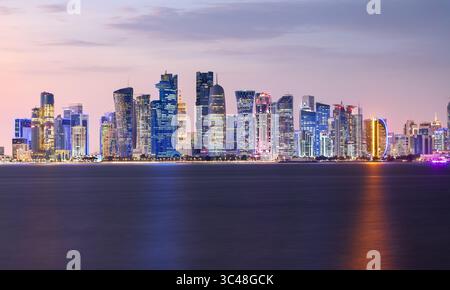 Doha Skyline mit Wolkenkratzern Reflexionen bei Sonnenuntergang Stockfoto