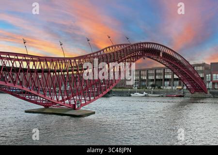 Python Bridge in Amsterdam bei Sonnenuntergang Stockfoto