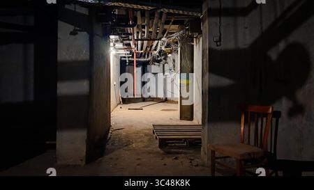 Betonunterkunft, die von Zivilisten in der Ukraine bei Luftangriffen genutzt wurde Stockfoto