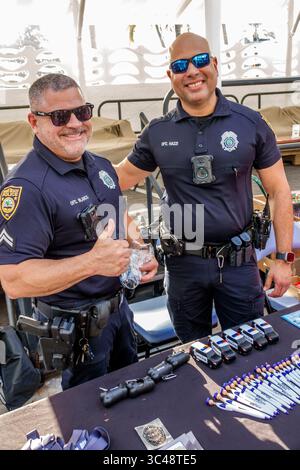Miami Beach Florida, Collins Avenue, North Beach Bandshell, Back to School Resource Fair, Büchertasche Rucksack Giveaway Community Event, kostenlose Vorräte, Hispani Stockfoto