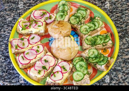 Miami Beach Florida, Küchenplatte, offene Sandwiches mit Rettich und Gurke, Vollkornbrot mit streichelfähigem Käse oder aber Stockfoto