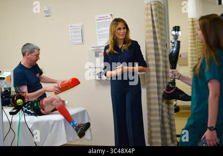3. Juli 2018 - Bethesda, MD, Vereinigte Staaten von Amerika - First Lady Melania Trump besucht während eines Überraschungsbesuchs im Walter Reed National Military Medical Center am 3. Juli 2018 in Bethesda, Maryland. (Bild: © Walter Reed/Planet Pix via ZUMA Wire) Stockfoto