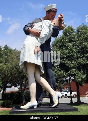 Die unbedingte Kapitulation ist eine riesige Statue in Norfolk, VA, die den berühmten V-J Day-Kuss zwischen einem Matrose und einer Krankenschwester im Jahr 1945 darstellt. Stockfoto