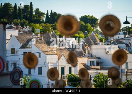 Straße mit Hängemützen in Alberobello, Apulien, Italien Stockfoto