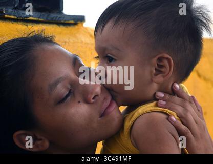 2. Juli 2018 – Matamoros, Mexiko – 2. Juli 2018 – Matamoros, Mexiko – Ingrid Perdomo, 18 Jahre alt und ihr einjähriger Sohn Jose Luis schlafen mit anderen Asylsuchenden auf der Gateway International Bridge und warten darauf, von Mexiko aus in die USA zu überqueren. Sie kam mit ihrem Gefährten Luis Miguel, 32 Jahre alt, aus Honduras, wo sie die schwierige 3-monatige Reise machten. Er sagte, er floh vor Angst und weinte viel vor Angst über seine Vergangenheit. Seine Ex-Frau fing an, mit einem Bandenmitglied auszugehen, und die Gang zündete sein Haus an und tötete seine beiden Kinder darin. Er floh in die Berge, um Sicherheit zu suchen, wo er Ingrid traf und sie ein weiteres Kind hatten. Wie Stockfoto