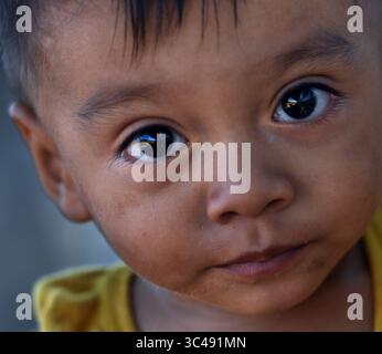 2. Juli 2018 – Matamoros, Texas, Mexiko – 2. Juli 2018 – Brownsville, Texas – 1-jähriger Sohn Jose Luis von Luis Miguel Montimo, 32 Jahre alt und seine Gefährtin Ingrid Perdomo, 18 Jahre alt. Sie kommen aus Honduras, wo sie die schwierige 3-monatige Reise gemacht haben. Asylsuchende schlafen auf der Gateway International Bridge und warten darauf, von Mexiko aus in die USA zu überqueren. Er sagte, er sei vor Angst geflohen und weinte viel vor Angst, seine Vergangenheit zu verlieren. Seine Ex-Frau fing an, mit einem Bandenmitglied auszugehen, und die Gang zündete sein Haus an und tötete seine beiden Kinder darin. Er floh in die Berge, um Sicherheit zu suchen, wo er Ingrid traf und sie ein weiteres Kind hatten. Stockfoto