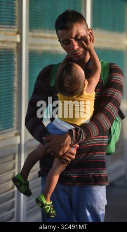 1. Juli 2018 - Matamoros, Mexiko - 1. Juli 2018 - Matamoros, Mexiko - Asylsuchende schlafen auf der B/M Gateway Bridge und warten darauf, von Mexiko aus in die USA zu überqueren. Luis Miguel Montimo, 32 Jahre alt, und seine Gefährtin Ingrid Perdomo, 18 Jahre alt, und ihr einjähriger Sohn Jose Luis warten auf der Brücke. Sie kommen aus Honduras, wo sie die schwierige 3-monatige Reise gemacht haben. Er sagte, er floh vor Angst und weinte viel vor Angst über seine Vergangenheit. Seine Ex-Frau fing an, mit einem Bandenmitglied auszugehen, und die Gang zündete sein Haus an und tötete seine beiden Kinder darin. Er floh in die Berge, um Sicherheit zu suchen, wo er Ingrid traf und sie ein weiteres Kind hatten. Stockfoto