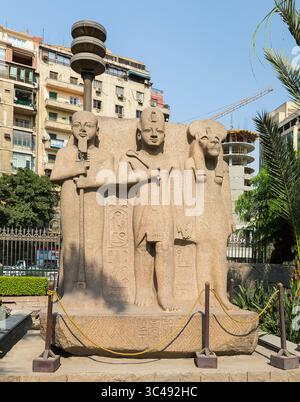Ägypten, eine Statue (Trias) von Ramses II., Ptah und Sekhmet, in den Gärten des Ägyptischen Museums Kairo. Gefunden in Heracleopolis Magna. Jetzt in EDELSTEIN. Stockfoto