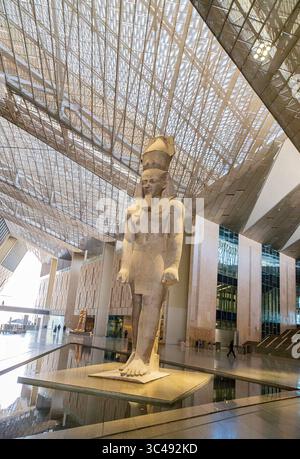 Ägypten, Kairo, in der Nähe der Großen Pyramiden von Gizeh, großes Ägyptisches Museum (GEM), Koloss von König Ramses II., in der Eingangshalle. Stockfoto