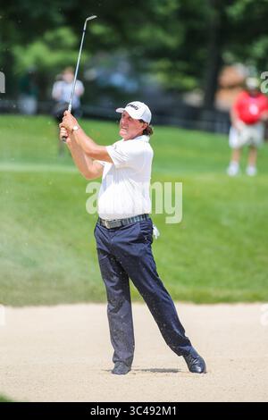 5. Mai 2018: Phil Mickelson splittert während der Eröffnungsrunde Eines Military Tributs im Greenbrier in White Sulphur Springs, WV aus dem Bunker des 8. Lochs. Jonathan Huff/CSM(Credit Image: &Copy; Jonathan Huff/CSM via ZUMA Wire) Stockfoto