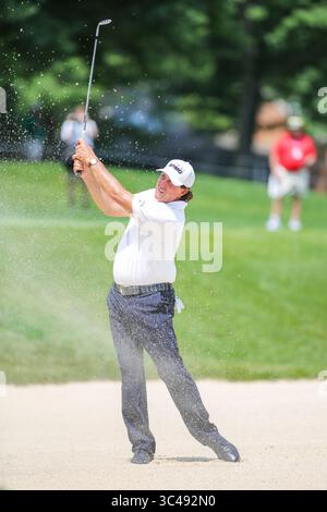 5. Mai 2018: Phil Mickelson splittert während der Eröffnungsrunde Eines Military Tributs im Greenbrier in White Sulphur Springs, WV aus dem Bunker des 8. Lochs. Jonathan Huff/CSM(Credit Image: &Copy; Jonathan Huff/CSM via ZUMA Wire) Stockfoto