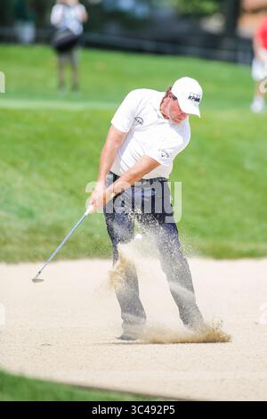 5. Mai 2018: Phil Mickelson splittert während der Eröffnungsrunde Eines Military Tributs im Greenbrier in White Sulphur Springs, WV aus dem Bunker des 8. Lochs. Jonathan Huff/CSM(Credit Image: &Copy; Jonathan Huff/CSM via ZUMA Wire) Stockfoto