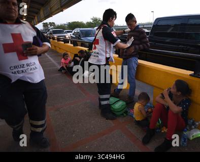 1. Juli 2018 - Matamoros, Mexiko - 1. Juli 2018 - Matamoros, Mexiko - Asylsuchende schlafen auf der B/M Gateway Bridge und warten darauf, von Mexiko aus in die USA zu überqueren. Luis Miguel Montimo, 32, wird von Roja Cruz Mexiko untersucht. Er und seine Gefährtin Ingrid Perdomo, 18, und ihr einjähriger Sohn Jose Luis warten auf der Brücke. Sie kommen aus Honduras, wo sie die schwierige 3-monatige Reise gemacht haben. Er sagte, er floh vor Angst und weinte viel vor Angst über seine Vergangenheit. Seine Ex-Frau fing an, mit einem Bandenmitglied auszugehen, und die Gang zündete sein Haus an und tötete seine beiden Kinder darin. Er floh in die Berge, um Sicherheit zu suchen, wo er sich traf Stockfoto