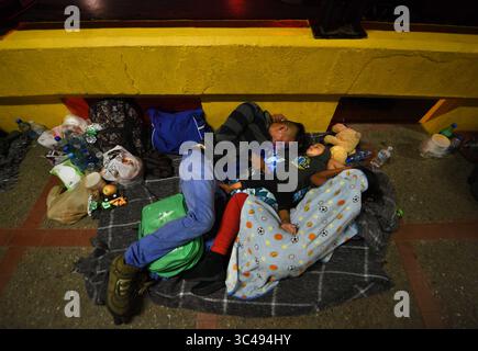 2. Juli 2018 – Matamoros, Mexiko – 2. Juli 2018 – Matamoros, Mexiko – Ingrid Perdomo, 18 Jahre alt und ihr 1-jähriger Sohn Jose Luis, 32 Jahre alt, schlafen auf der Brücke. Asylsuchende schlafen auf der Gateway International Bridge und warten darauf, von Mexiko aus in die USA zu überqueren. Sie kamen aus Honduras, wo sie die schwierige 3-monatige Reise machten. Er sagte, er floh vor Angst und weinte viel vor Angst über seine Vergangenheit. Seine Ex-Frau fing an, mit einem Bandenmitglied auszugehen, und die Gang zündete sein Haus an und tötete seine beiden Kinder darin. Er floh in die Berge, um Sicherheit zu suchen, wo er Ingrid traf und sie ein weiteres Kind hatten. Stockfoto