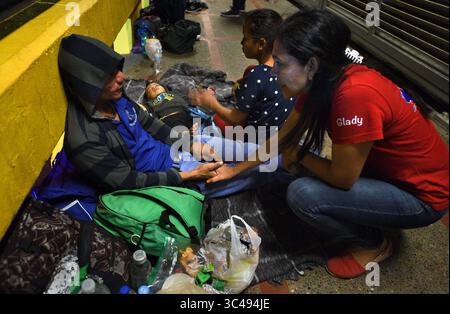 2. Juli 2018 - Matamoros, Mexiko - 2. Juli 2018 - Matamoros, Mexiko - Glady Canos tröstet Luis Miguel Montimo, 32 aus Honduras, während er mit Freiwilligen für humanitäre Hilfe von Asociacion Civil Ayudandoles spricht. Er und seine Gefährtin Ingrid Perdomo, 18, und ihr einjähriger Sohn Jose Luis kamen aus Honduras, wo sie die schwierige dreimonatige Reise machten. Er sagte, er floh vor Angst und weinte viel vor Angst über seine Vergangenheit. Seine Ex-Frau begann mit einem Bandenmitglied und der Gang mit Stockfoto
