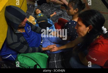 2. Juli 2018 - Matamoros, Mexiko - 2. Juli 2018 - Matamoros, Mexiko - Glady Canos tröstet Luis Miguel Montimo, 32 aus Honduras, während er mit Freiwilligen für humanitäre Hilfe von Asociacion Civil Ayudandoles spricht. Er und seine Gefährtin Ingrid Perdomo, 18, und ihr einjähriger Sohn Jose Luis kamen aus Honduras, wo sie die schwierige dreimonatige Reise machten. Er sagte, er floh vor Angst und weinte viel vor Angst über seine Vergangenheit. Seine Ex-Frau fing an, mit einem Bandenmitglied und der Gang t zu treffen Stockfoto