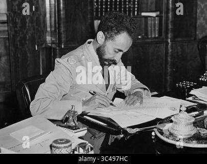 9. April 2013: Haile Selassie (1892–1975), Kaiser von Äthiopien, Portrait-Brief an US-Präsidenten Franklin Roosevelt nach seiner Rückkehr nach Addis Abeba, Äthiopien nach der Niederlage der faschistischen italienischen Besatzungskräfte durch die Alliierten, Office of war Information, 1941 (Foto: © Circa Images/Glasshouse Via ZUMA Wire) Stockfoto