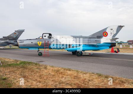 Radom, Polen - 22. August 2015: Luftwaffe MiG-21 Lancer auf dem Luftwaffenstützpunkt. Flugbetrieb. Militärische Luftfahrt. Luftverteidigung. Stockfoto
