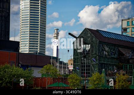 Blick über den Biergarten des Canal House Pub im Gas Street Basin zu den Wolkenkratzern des Stadtzentrums von Birmingham, England. Stockfoto