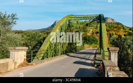 Die Brücke Luis de Arminan überquert den Genil zwischen Olivenbäumen und niedrigen Hügeln und verbindet Cuevas de San Marcos in der Provinz Malaga mit Enc Stockfoto